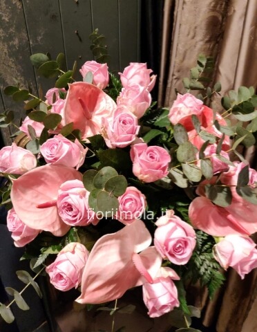 Bouquet di rose, anthurium e verdi decorativi
