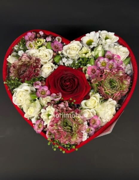 Composizione in scatola a cuore con rose  e fiori di stagione