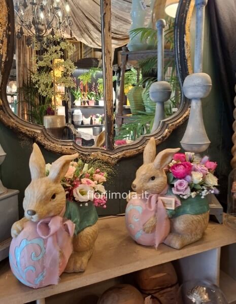 Coniglio pasquale in resina con fiori recisi di stagione