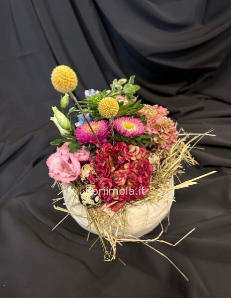 Composizione in ciotola con fiori recisi misti di stagione