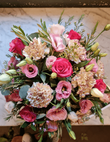 Mazzo fiori recisi di stagione, colori chiari